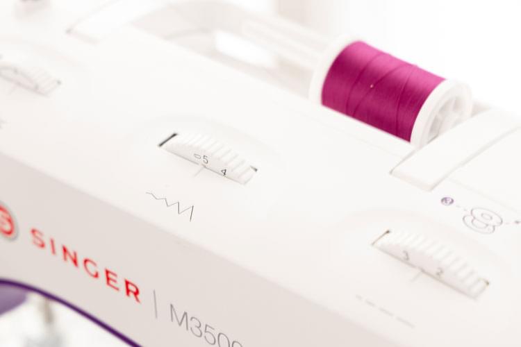 SINGER FASHION MAKER M3505 SEWING MACHINE (32 STITCHES)